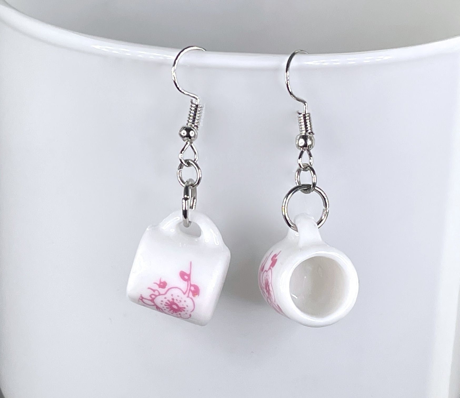 ピンクのマグカップイヤリング 花柄 陶器 ミニチュア 彼女へのギフト