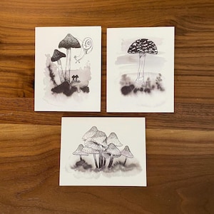 Notitiekaarten met paddestoelen - set van (3) gevouwen 4 x 5 inch, blanco van binnen, notitiekaarten met afbeeldingen van paddenstoelen en een slak, in grijs- en zwarttinten,