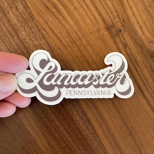 Lancaster, PA Retro Style Aufkleber, Lancaster City und Lancaster County Pennsylvania Souvenir, wasserfester Vinyl Aufkleber in grau oder beige