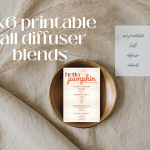 Könnte beinhalten: Druckbare Karte im Format 10,2 x 15,2 cm mit dem Text "hello pumpkin" und einer Liste von Herbst-Diffuser-Mischungen: "intro autumn", "pumpkin spice", "cranberry leaves", "berry cobbler".