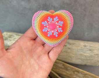 Decoración de pared en forma de corazón de yeso pintado con mandala de puntos pastel / Regalo bohemio colorido hecho a mano / Pieza de arte única en forma de corazón