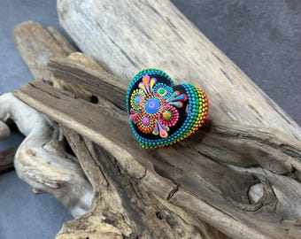 Mini corazón de yeso pintado con mandala de puntos arcoíris / Regalo bohemio colorido hecho a mano / Decoración de corazón pequeño