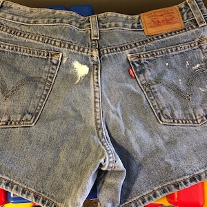 SALE! Sz9 Vintage Mid Rise Red Tab LEVIS Distressed Denim Jean 4.25” Mom Shorts W Paint Splatter