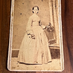 Antikes kleines 3,5 "x 2,5" -Sepiafoto (auf der Karte) der Kolonialfrau in dem Kleid der 1860er Jahre mit Spitzenhandschuhen / Herrin, Goodwiss
