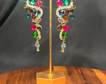 Pendientes colgantes llamativos de estilo vintage de los años 80 con pedrería multicolor, latón tono dorado.