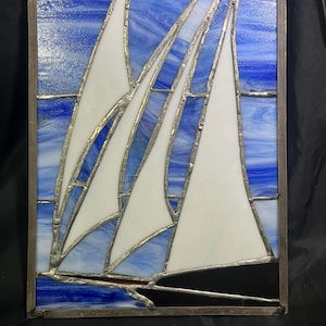 Vintage 13 &quot;x 10&quot; Glasmalerei Blau mit Segelboot Hängende Kunst Glasscheibe, Silberrand