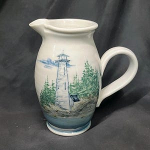 Vintage handbeschilderde studio-kunst feestkan met vuurtorenscène, 15 cm, gesigneerd, jaren 1990