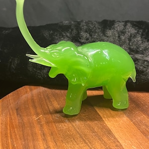 Figura de elefante de la suerte vintage tallada en cristal de jadeíta asiático con la trompa hacia arriba para buena suerte, prosperidad y protección.