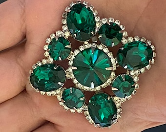 Zweryfikowana broszka vintage w kształcie kwadratu Juliana DeLizza i Elster (D&E) w kolorze srebrnym z dużymi kryształami w kolorze szmaragdowej zieleni i cyrkoniami w kwiatowym stylu