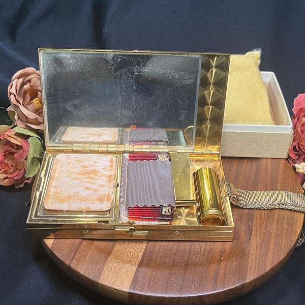 Estojo de maquiagem vintage requintado de meados do século 1950, com madrepérola, com todos os componentes, porta-batom, pó, etc.