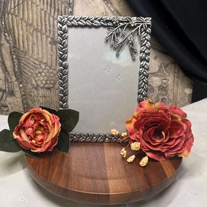 Cornice portafoto vintage 4x6" Y2K Elsa L Inc in peltro argentato con foglie e viticci e dettagli in strass.