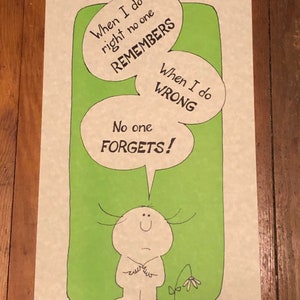 Puede incluir: Un póster verde y blanco con un personaje de dibujos animados y burbujas de pensamiento. Las burbujas de pensamiento dicen "Cuando hago bien, nadie recuerda" y "Cuando hago mal, nadie olvida!"