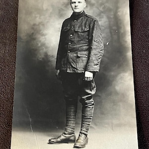 Postal antigua sin usar de soldado del ejército de EE. UU. de la Primera Guerra Mundial, década de 1910, con uniforme completo