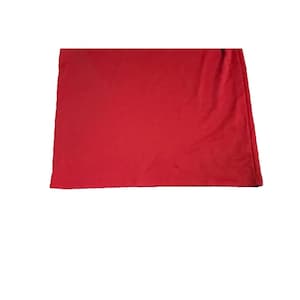 K&ouml;nnte beinhalten: Ein einfarbiges rotes T-Shirt, der Stoff ist glatt und scheint ein leichtes Material zu sein. Das Bild zeigt einen Teil des T-Shirts, mit dem Saum und einem kleinen Abschnitt der Seite.