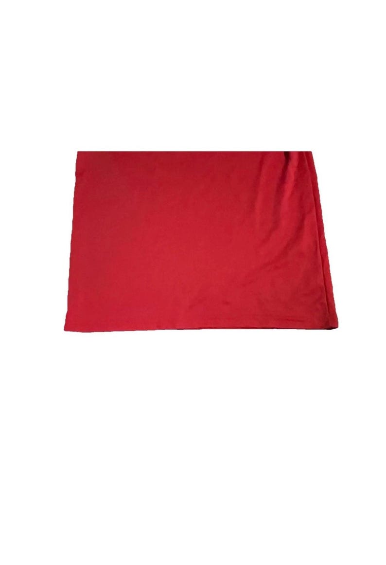 K&ouml;nnte beinhalten: Ein einfarbiges rotes T-Shirt, der Stoff ist glatt und scheint ein leichtes Material zu sein. Das Bild zeigt einen Teil des T-Shirts, mit dem Saum und einem kleinen Abschnitt der Seite.