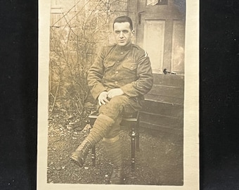Antike 1910er Jahre US Army Militär Soldat auf Tisch sitzend Fotografie Foto Postkarte
