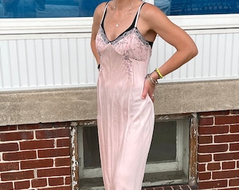 WYPRZEDAŻ! Sz Med August 100% jedwabiu Jasna brzoskwiniowa koszula nocna z brzoskwiniową koronką i czarnymi akcentami Regulowane ramiączka spaghetti