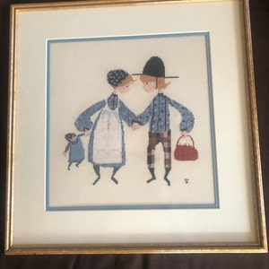 ¡25 % de descuento! Cuadro de punto de cruz vintage con marco de 48 x 48 cm con niños Amish; «Niño y niña con muñeca jugando»