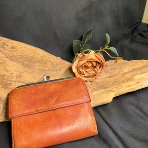 Cartera vintage MCM ROLFS de piel de vaca color canela, años 60 y 70, con flores grabadas y monedero