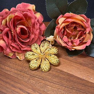 Broche Vintage En Laiton Doré – Forme Navette Avec Fleurs Bleues – Style Orientaliste – Occasion