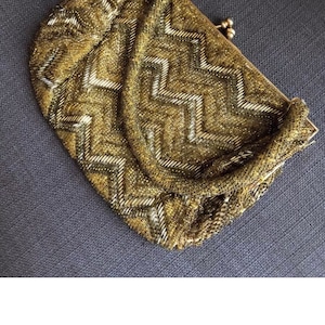 VERKOOP! Antiek/vintage art-deco goudkleurig metaal en glas handtas handtas met microkralen en handvat;