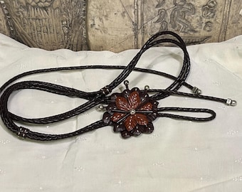 Y2K-tijdperk / begin jaren 2000 BRIGHTON 2-touwen gevlochten bolo-stijl riem met 3D-bloem als middelpunt en zilverkleurige metalen hardware