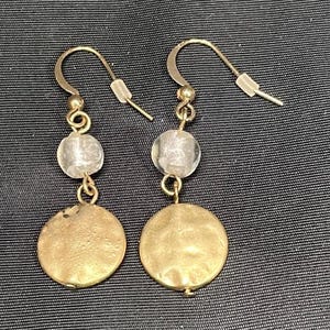 Vintage Matte Hammered Gold Tone Disk & Venetian Glass Dangle Earrings