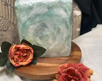 Pudełko na chusteczki z muszli Capiz i masy perłowej, ręcznie robione na Filipinach, w kolorze niebieskim, zielonym i turkusowym, z dekoracją MCM