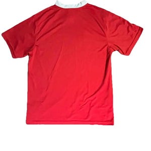 K&ouml;nnte beinhalten: Rotes Kurzarm-T-Shirt mit wei&szlig;em Rundhalsausschnitt. Die R&uuml;ckseite des T-Shirts ist sichtbar und zeigt den einfarbigen roten Stoff. Das Shirt ist aus einem leichten Material gefertigt.