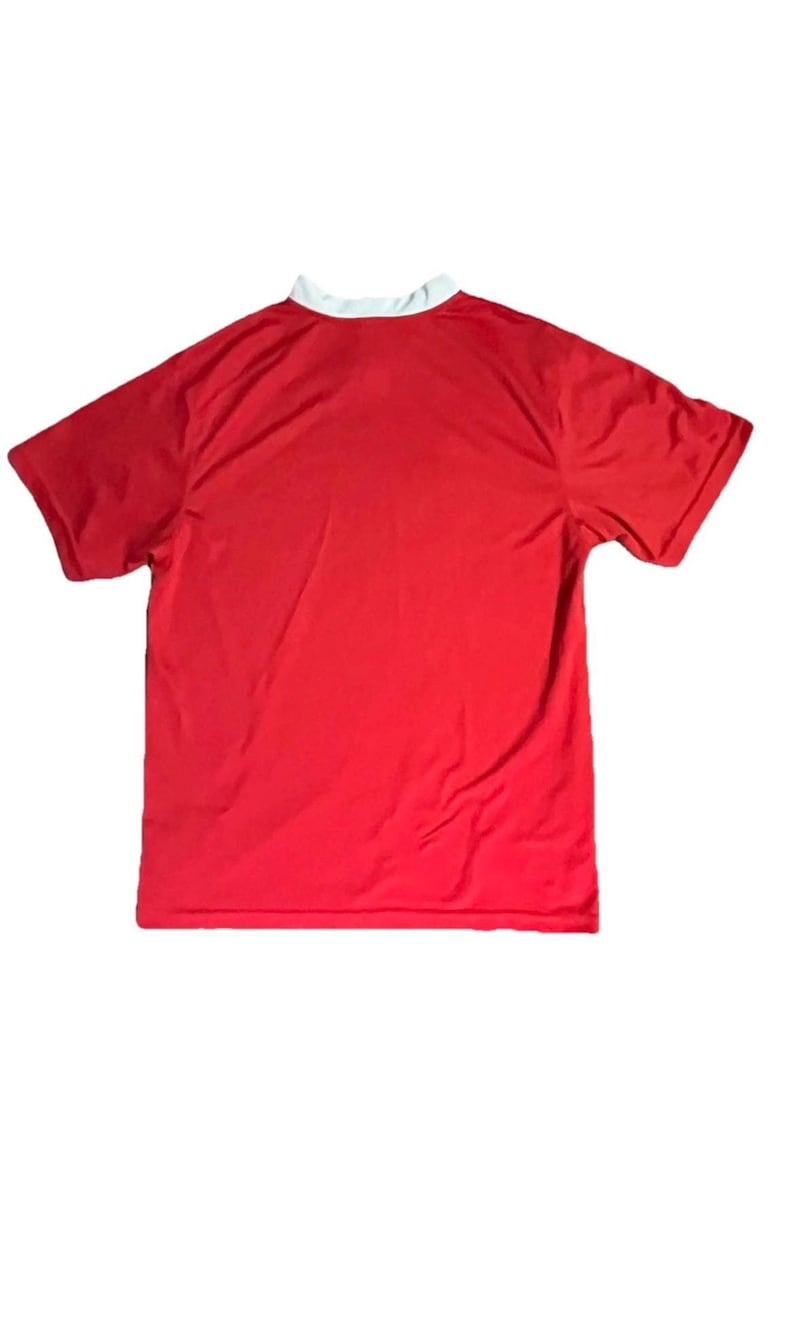 K&ouml;nnte beinhalten: Rotes Kurzarm-T-Shirt mit wei&szlig;em Rundhalsausschnitt. Die R&uuml;ckseite des T-Shirts ist sichtbar und zeigt den einfarbigen roten Stoff. Das Shirt ist aus einem leichten Material gefertigt.