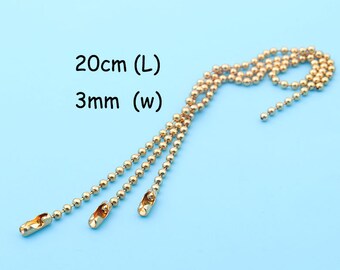 Puede incluir: Una cadena de bolas dorada de 20 cm de largo y 3 mm de ancho. La cadena tiene tres cierres.