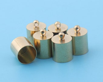 Puede incluir: Seis tapones de extremo de metal de color dorado para cordones o fabricación de joyas. Los tapones tienen una parte superior redonda con un pequeño agujero para enhebrar.