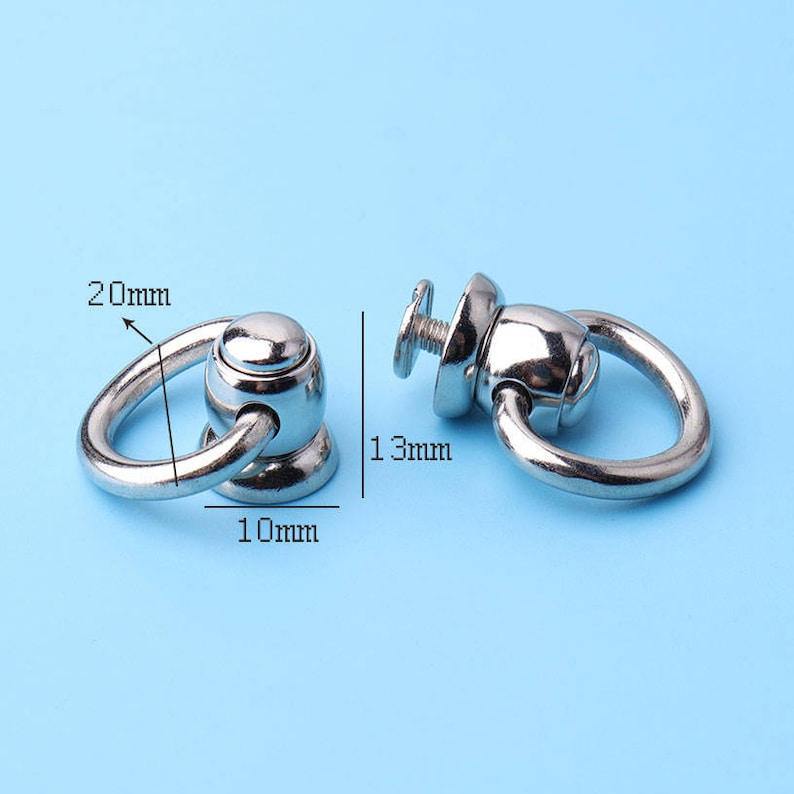 Puede incluir: Dos mosquetones giratorios de plata con un anillo de 13 mm de di&aacute;metro y una base de 10 mm de di&aacute;metro. Los mosquetones tienen 20 mm de largo.