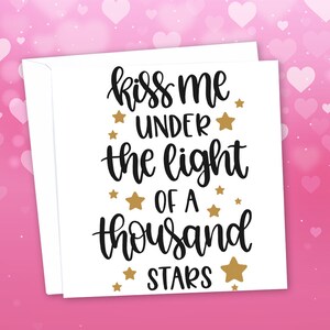 Valentijnskaart 'Kiss Me Under The Light Of A Thousand Stars'. Afdrukken van hoge kwaliteit