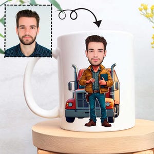 Könnte beinhalten: Eine weiße Keramik-Tasse mit schwarzem Henkel und dem Text "But First, Coffee" in schwarzer, fetter Schrift. Die Tasse steht auf einer weißen Oberfläche. Die Tasse ist etwa 10 cm hoch.