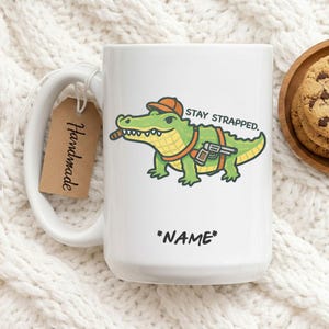 Rolig Alligator-kaffemugg - Tecknad Gator Stay Strapped Keramikmugg, Sarkastisk Gåva till Honom, Kollega eller Hemlig Tomte