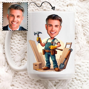Könnte beinhalten: Weiße Keramiktasse mit einem Cartoon-Zimmermann mit Werkzeugen und Holzbrettern. Die Tasse hat eine Karikatur eines lächelnden Mannes mit einem Foto des Mannes in der oberen linken Ecke. Der Griff ist weiß.