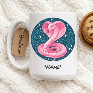 Personalisierte rosa Kobra-Schlangentasse, individueller Name, mystische himmlische Kaffeetasse, ästhetisches Geschenk für Schlangenliebhaber im Jahr der Schlange