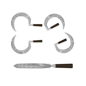 Może przedstawiać: Srebrny sierp z brązowym drewnianym uchwytem. Sierp ma zakrzywione ostrze ze spiczastym końcem i szereg ozdobnych oznaczeń wzdłuż ostrza. Uchwyt jest przymocowany do ostrza pod kątem prostym.