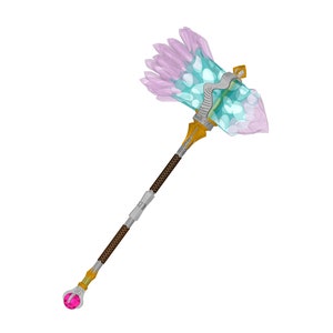 Puede incluir: Un arma en forma de cristal rosa y azul con un mango dorado y una gema rosa en el extremo.