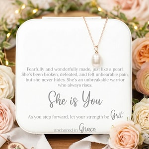 Collier de perles d'eau douce grit grace force résilience responsabilisation cadeau motivant surmonter les défis étui à bijoux personnalisé