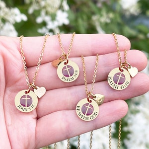 Op de afbeelding: Vier gouden kettingen met kruis hangers en kleine hartcharms. Elke hanger heeft een ander bijbelvers: Johannes 3:16, Psalm 3:5-8, Jesaja 41:10 en Wees met God.