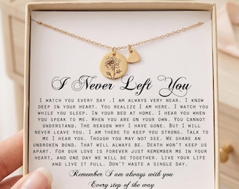 Könnte beinhalten: Eine goldfarbene Halskette mit einem runden Anhänger, der eine eingravierte Sonnenblume und ein kleines Herz zeigt, präsentiert in einer Schachtel mit dem Text I Never Left You und einem Gedicht über ewige Liebe und Verbundenheit.