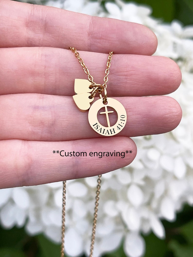 Op de afbeelding: Gouden ketting met een kruisbedel en twee hartbedels. De kruisbedel is gegraveerd met de tekst "ISAIAH 41:10". **Klantgerichte gravure**.