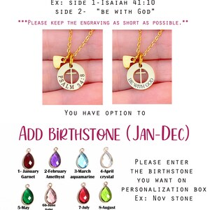 Op de afbeelding: Een gouden ketting met een kruisbedel en een hartbedel. De kruisbedel heeft de tekst "PSALM 34:8" gegraveerd. De hartbedel heeft de tekst "BE WITH GOD" gegraveerd. De ketting wordt getoond met een verscheidenheid aan geboortesteenbedels, waaronder granaat, amethist, aquamarijn, kristal, smaragd, licht amethist, robijn, peridoot, saffierblauw, opaalwit, citrien en blauwe topaas. De tekst "PLEASE ENTER THE BIRTHSTONE YOU WANT ON PERSONALIZATION BOX Ex: Nov STONE" wordt ook getoond. De tekst "PLEASE DO NOT DROP NOTE FOR STONE IF YOU CHOOSE THE OPTION NO STONE" wordt ook getoond.