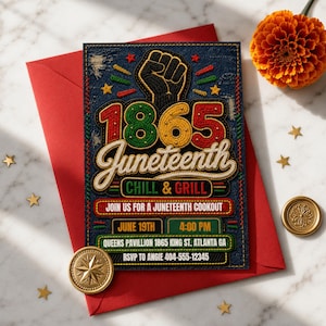 Puede incluir: Una tarjeta de invitación del Juneteenth con un fondo similar al denim. La tarjeta presenta el texto "1865 Juneteenth Chill & Grill" con detalles del evento. También hay un sobre rojo y sellos de cera dorados con una estrella y una flor.
