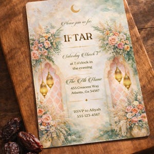 Puede incluir: Una invitación para el Iftar, con arreglos florales y faroles colgantes. El texto dice "Please join us for Iftar, Saturday March 7th a las 7 de la tarde." Incluye una dirección e información de RSVP.