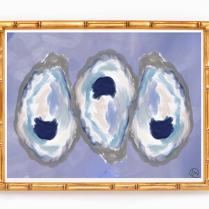 Puede incluir: Una impresión enmarcada de tres conchas de ostra abstractas en tonos de azul, gris y blanco sobre un fondo morado.