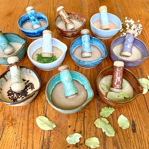 Handgjort stengodsmortel och stötset: Ört- och kryddkvarn, köksdekor i flera färger