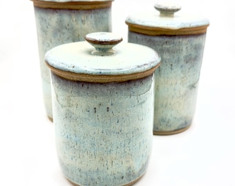 Juego de botes de cerámica de gres: Tarros con tapa hechos a mano, decoración de cocina en azul piedra.